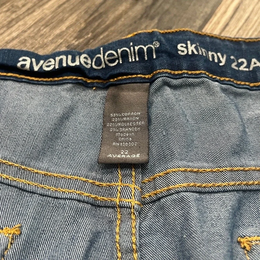 Avenue jeans floral embroidery on thigh women's sz22  skinny‎ distressed Boho